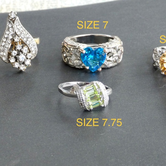 Group of Costume Jewelry Rings - Picture 11 of 11